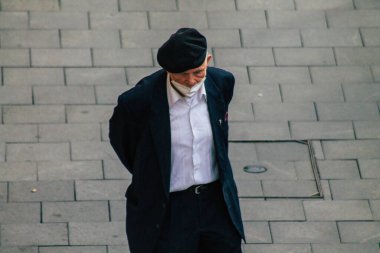 Budapeşte Macaristan 18 Temmuz 2020 'de Macaristan' ın başkenti Budapeşte 'nin eski sokaklarında yürüyen koronavirüsten korumak için maske takan kimliği belirsiz yaya manzarası