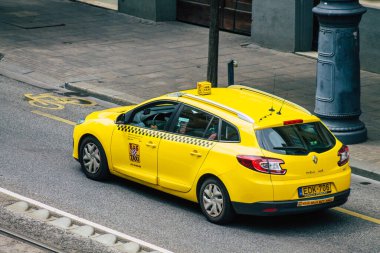 Budapeşte Macaristan 18 Temmuz 2020 Budapeşte 'nin başkenti ve Macaristan' ın en kalabalık şehri olan Budapeşte sokaklarında seyahat eden yolcular için geleneksel sarı bir Macar taksisi