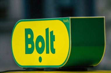 Budapeşte Macaristan 18 Temmuz 2020 Budapeşte 'nin başkenti ve Macaristan' ın en kalabalık şehri olan Budapeşte sokaklarında seyahat eden yolcular için geleneksel sarı bir Macar taksisi