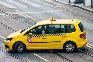 Budapeşte Macaristan 18 Temmuz 2020 Budapeşte 'nin başkenti ve Macaristan' ın en kalabalık şehri olan Budapeşte sokaklarında seyahat eden yolcular için geleneksel sarı bir Macar taksisi