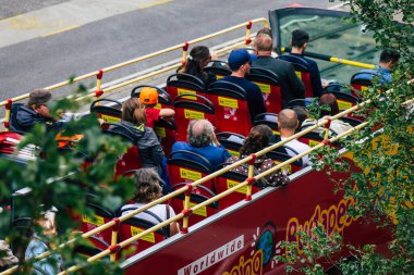 Budapeşte Macaristan 18 Temmuz 2020 Macar turist otobüsü, Macaristan 'ın başkenti Budapeşte' nin bir kısmı ve caddelerden geçen yolcular için.