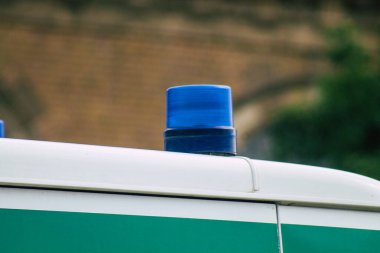 Budapeşte Macaristan 18 Temmuz 2020. Budapeşte 'de Macaristan' ın başkenti ve en kalabalık şehri olan Macaristan sokaklarında geleneksel bir Macar ambulansı görülüyor.