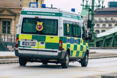 Budapeşte Macaristan 18 Temmuz 2020. Budapeşte 'de Macaristan' ın başkenti ve en kalabalık şehri olan Macaristan sokaklarında geleneksel bir Macar ambulansı görülüyor.