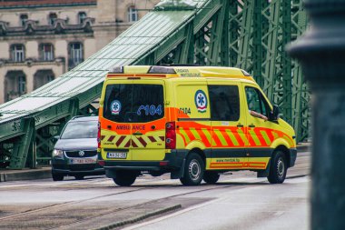 Budapeşte Macaristan 18 Temmuz 2020. Budapeşte 'de Macaristan' ın başkenti ve en kalabalık şehri olan Macaristan sokaklarında geleneksel bir Macar ambulansı görülüyor.
