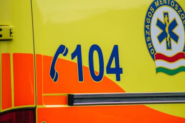 Budapeşte Macaristan 18 Temmuz 2020. Budapeşte 'de Macaristan' ın başkenti ve en kalabalık şehri olan Macaristan sokaklarında geleneksel bir Macar ambulansı görülüyor.