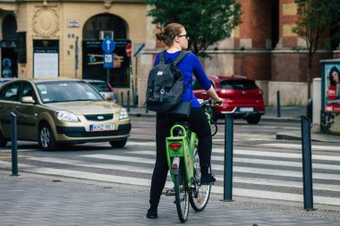 Budapeşte Macaristan 18 Temmuz 2020 'de Macaristan' ın başkenti Budapeşte 'nin tarihi sokaklarında bisikletle dolaşan ve Avrupa Birliği' nin en büyük dokuzuncu şehri olan kimliği belirsiz insanların görüntüsü