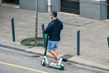 Budapeşte Macaristan 18 Temmuz 2020 Budapeşte 'nin başkenti ve Macaristan' ın en kalabalık şehri olan Budapeşte sokaklarında elektrikli scooterlarla dolaşan kimliği belirsiz insanların görüntüsü