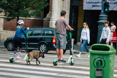 Budapeşte Macaristan 18 Temmuz 2020 Budapeşte 'nin başkenti ve Macaristan' ın en kalabalık şehri olan Budapeşte sokaklarında elektrikli scooterlarla dolaşan kimliği belirsiz insanların görüntüsü