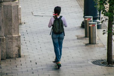 Budapeşte Macaristan 18 Temmuz 2020 Budapeşte 'nin başkenti ve Macaristan' ın en kalabalık şehri olan Budapeşte sokaklarında elektrikli scooterlarla dolaşan kimliği belirsiz insanların görüntüsü