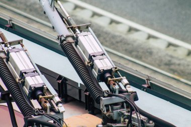 Budapeşte Macaristan 18 Temmuz 2020 Macaristan 'ın başkenti Budapeşte' nin sokaklarında ve toplu taşıma sisteminin bir parçası olan Macar kırmızı tramvayının geleneksel görüntüsü