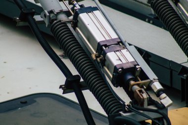 Budapeşte Macaristan 18 Temmuz 2020 Macaristan 'ın başkenti Budapeşte' nin sokaklarında ve toplu taşıma sisteminin bir parçası olan Macar kırmızı tramvayının geleneksel görüntüsü