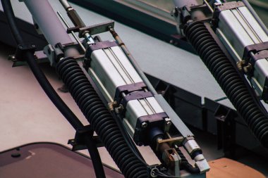 Budapeşte Macaristan 18 Temmuz 2020 Macaristan 'ın başkenti Budapeşte' nin sokaklarında ve toplu taşıma sisteminin bir parçası olan Macar kırmızı tramvayının geleneksel görüntüsü