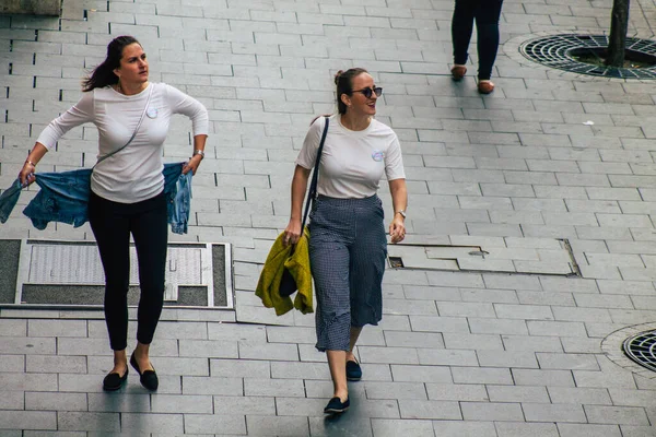 Budapest Hungría Julio 2020 Vista Mujeres Jóvenes Identificadas Caminando Por —  Fotos de Stock