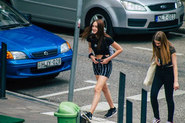 Budapest Hungría Julio 2020 Vista Mujeres Jóvenes Identificadas Caminando Por — Foto de Stock