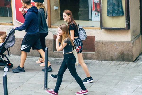 Budapest Hungría Julio 2020 Vista Mujeres Jóvenes Identificadas Caminando Por — Foto de Stock