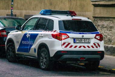 Budapeşte Macaristan 19 Temmuz 2020 Macaristan başkent ve Macaristan 'ın en kalabalık şehri olan Budapeşte sokaklarında parkedilmiş yağmurun altında bir Macar polis arabası görülüyor.