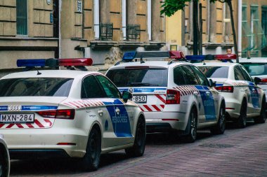 Budapeşte Macaristan 19 Temmuz 2020 Macaristan başkent ve Macaristan 'ın en kalabalık şehri olan Budapeşte sokaklarında parkedilmiş yağmurun altında bir Macar polis arabası görülüyor.