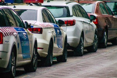 Budapeşte Macaristan 19 Temmuz 2020 Macaristan başkent ve Macaristan 'ın en kalabalık şehri olan Budapeşte sokaklarında parkedilmiş yağmurun altında bir Macar polis arabası görülüyor.