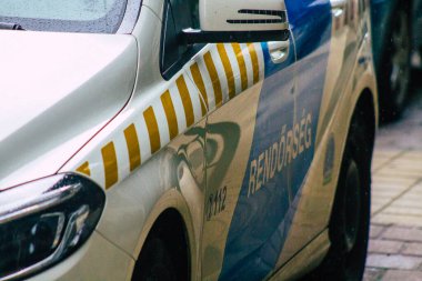 Budapeşte Macaristan 19 Temmuz 2020 Macaristan başkent ve Macaristan 'ın en kalabalık şehri olan Budapeşte sokaklarında parkedilmiş yağmurun altında bir Macar polis arabası görülüyor.