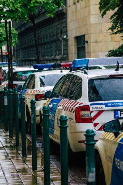 Budapeşte Macaristan 19 Temmuz 2020 Macaristan başkent ve Macaristan 'ın en kalabalık şehri olan Budapeşte sokaklarında parkedilmiş yağmurun altında bir Macar polis arabası görülüyor.
