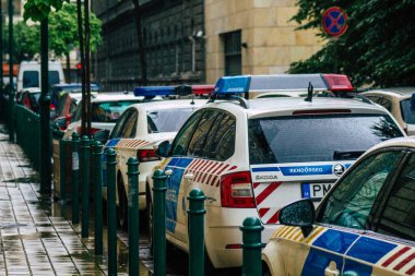 Budapeşte Macaristan 19 Temmuz 2020 Macaristan başkent ve Macaristan 'ın en kalabalık şehri olan Budapeşte sokaklarında parkedilmiş yağmurun altında bir Macar polis arabası görülüyor.