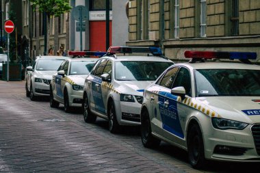 Budapeşte Macaristan 19 Temmuz 2020 Macaristan başkent ve Macaristan 'ın en kalabalık şehri olan Budapeşte sokaklarında parkedilmiş yağmurun altında bir Macar polis arabası görülüyor.