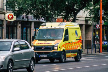 Budapeşte Macaristan 19 Temmuz 2020 'de Macaristan' ın başkenti ve en kalabalık şehri Budapeşte sokaklarında geleneksel bir Macar ambulansı görüldü.