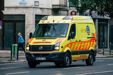 Budapeşte Macaristan 19 Temmuz 2020 'de Macaristan' ın başkenti ve en kalabalık şehri Budapeşte sokaklarında geleneksel bir Macar ambulansı görüldü.
