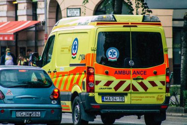 Budapeşte Macaristan 19 Temmuz 2020 'de Macaristan' ın başkenti ve en kalabalık şehri Budapeşte sokaklarında geleneksel bir Macar ambulansı görüldü.