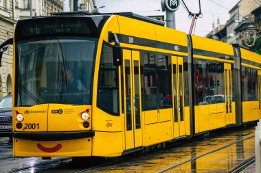 Budapeşte Macaristan 19 Temmuz 2020 Macaristan 'ın başkenti Budapeşte' nin sokaklardan geçen yolcuları ve toplu taşıma sisteminin bir bölümünü kapsayan yeni bir Macar elektrikli tramvayı görülüyor.