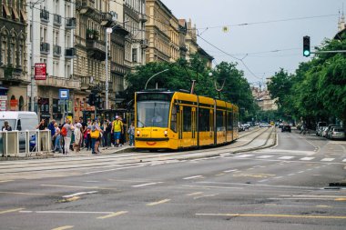 Budapeşte Macaristan 19 Temmuz 2020 Macaristan 'ın başkenti Budapeşte' nin sokaklardan geçen yolcuları ve toplu taşıma sisteminin bir bölümünü kapsayan yeni bir Macar elektrikli tramvayı görülüyor.
