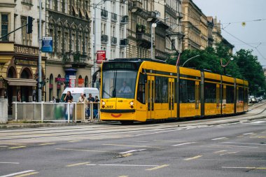 Budapeşte Macaristan 19 Temmuz 2020 Macaristan 'ın başkenti Budapeşte' nin sokaklardan geçen yolcuları ve toplu taşıma sisteminin bir bölümünü kapsayan yeni bir Macar elektrikli tramvayı görülüyor.