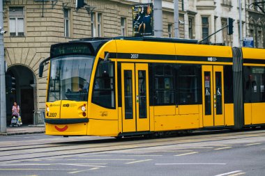 Budapeşte Macaristan 19 Temmuz 2020 Macaristan 'ın başkenti Budapeşte' nin sokaklardan geçen yolcuları ve toplu taşıma sisteminin bir bölümünü kapsayan yeni bir Macar elektrikli tramvayı görülüyor.