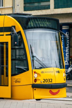 Budapeşte Macaristan 19 Temmuz 2020 Macaristan 'ın başkenti Budapeşte' nin sokaklardan geçen yolcuları ve toplu taşıma sisteminin bir bölümünü kapsayan yeni bir Macar elektrikli tramvayı görülüyor.