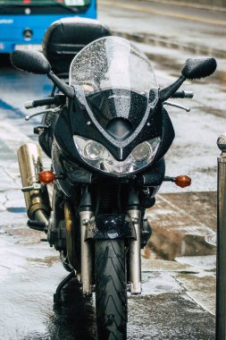Budapeşte Macaristan 19 Temmuz 2020, Budapeşte sokaklarında parkedilmiş bir motosiklet manzarası başkent ve en kalabalık Macaristan kenti