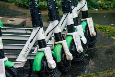 Budapeşte Macaristan 19 Temmuz 2020 'de işe alınacak elektrikli scooterlar, küçük bir iç yanmalı motorla ve Budapeşte sokaklarında park halindeki merkezde büyük bir güverte ile çalışıyor.