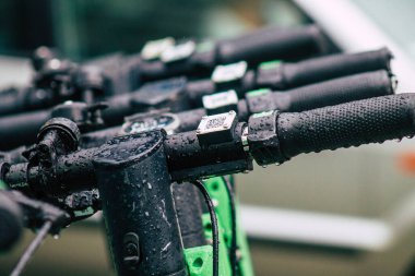 Budapeşte Macaristan 19 Temmuz 2020 'de işe alınacak elektrikli scooterlar, küçük bir iç yanmalı motorla ve Budapeşte sokaklarında park halindeki merkezde büyük bir güverte ile çalışıyor.