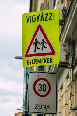 Budapeşte Macaristan 19 Temmuz 2020 Macaristan 'ın başkenti Budapeşte' de yol kullanıcılarına bilgi vermek ya da sağlamak için yolların kenarına ya da yukarısına dikilmiş sokak levhası ya da yol tabelası manzarası