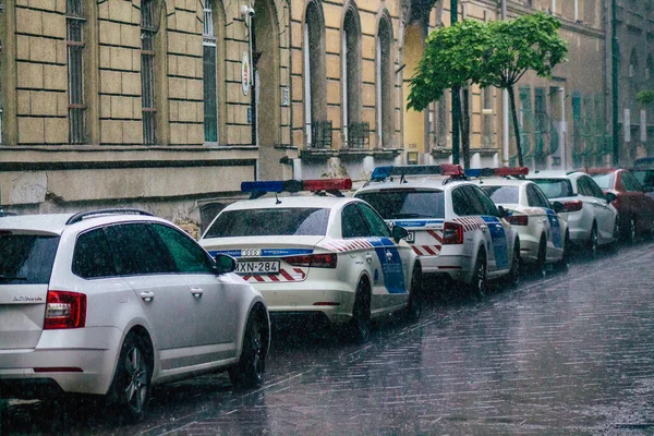 ブダペスト2020年7月19日首都ブダペストとハンガリーで最も人口の多い都市の通りに駐車された雨の下でのハンガリーの警察車の眺め — ストック写真