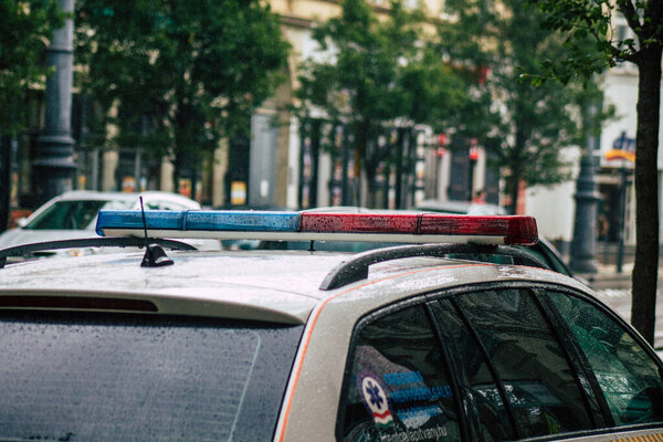 Будапешт Венгрия 19 июля 2020 Вид венгерской полицейской машины под дождем, припаркованной на улицах Будапешта - столицы и самого густонаселенного города Венгрии