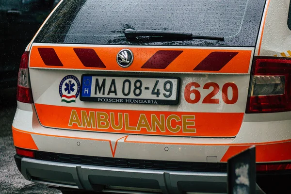Budapest Hungary July 2020 Pohled Tradiční Maďarskou Ambulanci Projíždějící Ulicemi — Stock fotografie