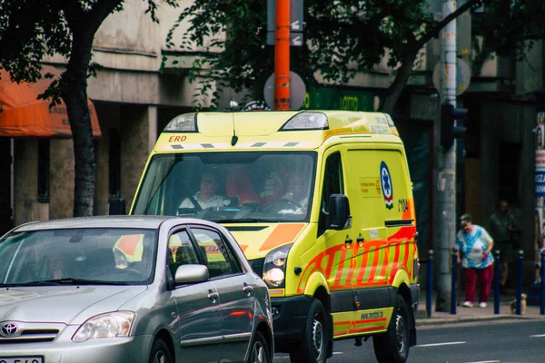 Budapest Hungría Julio 2020 Vista Una Ambulancia Húngara Tradicional Conduciendo — Foto de Stock