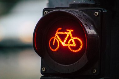 Budapeşte Macaristan 19 Temmuz 2020 Macaristan 'ın başkenti Budapeşte' de yol kullanıcılarına bilgi vermek ya da sağlamak için yolların kenarına ya da yukarısına dikilmiş sokak levhası ya da yol tabelası manzarası