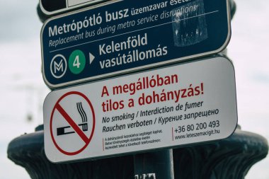 Budapeşte Macaristan 19 Temmuz 2020 Macaristan 'ın başkenti Budapeşte' de yol kullanıcılarına bilgi vermek ya da sağlamak için yolların kenarına ya da yukarısına dikilmiş sokak levhası ya da yol tabelası manzarası
