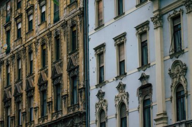 Budapeşte Macaristan 19 Temmuz 2020 Macaristan 'ın başkenti ve Macaristan' ın en kalabalık şehri olan Budapeşte şehir merkezindeki tarihi bir binanın cephesine bakınız.