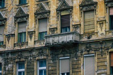 Budapeşte Macaristan 19 Temmuz 2020 Macaristan 'ın başkenti ve Macaristan' ın en kalabalık şehri olan Budapeşte şehir merkezindeki tarihi bir binanın cephesine bakınız.