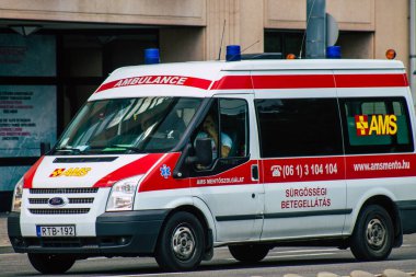 Budapeşte Macaristan 20 Temmuz 2020 'de Budapeşte' nin başkenti ve Macaristan 'ın en kalabalık şehri olan Budapeşte sokaklarında geleneksel bir Macar ambulansı görüldü.