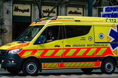 Budapeşte Macaristan 20 Temmuz 2020 'de Budapeşte' nin başkenti ve Macaristan 'ın en kalabalık şehri olan Budapeşte sokaklarında geleneksel bir Macar ambulansı görüldü.