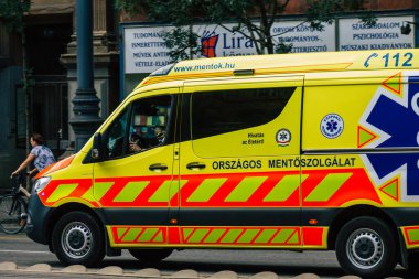 Budapeşte Macaristan 20 Temmuz 2020 'de Budapeşte' nin başkenti ve Macaristan 'ın en kalabalık şehri olan Budapeşte sokaklarında geleneksel bir Macar ambulansı görüldü.