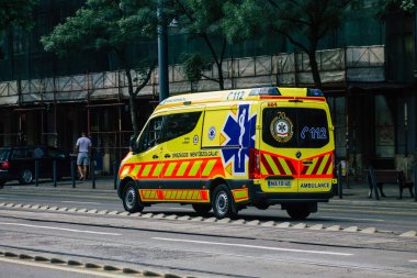 Budapeşte Macaristan 20 Temmuz 2020 'de Budapeşte' nin başkenti ve Macaristan 'ın en kalabalık şehri olan Budapeşte sokaklarında geleneksel bir Macar ambulansı görüldü.